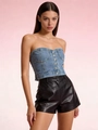 Dettaglio del corsetto in denim blu slim fit con pantaloncini in pelle neri chic - S / Azzurro