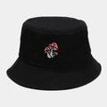 Dettaglio del ricamo a fungo rosso su un cappello alla pescatore in tela nera - M (56-58cm) / Nero