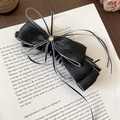 Detalle de pinza para el pelo con lazo de capas, flor de circón y textura tejida - Pinza de Banana Negra