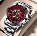 Vue macro du cadran de montre automatique avec design squelette rouge et aiguilles lumineuses - Acier Inoxydable Argent Cadran Rouge