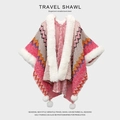Roze bohemien gebreide sjaal met witte imitatiebontkraag en decoratieve pomponfranjes - Donkerroze