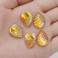 Macro di strass in resina a goccia gialla con scaglie di sirena 13x18mm in mano - Giallo AB (4)