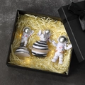 Tre statuine di astronauti in confezione regalo con luci LED e paglia di rafia colorata - Set Scatola Regalo Argento Interstellare