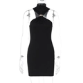 Detalle de vestido halter negro con un anillo de metal dorado en el escote - S / Negro