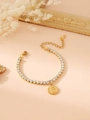 Bracelet tennis doré avec strass blancs et un pendentif pièce en relief détaillé - Pendentif Roi Rond en Strass Doré