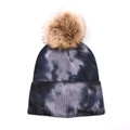 Détails de la maille du bonnet d'hiver tie-dye avec un grand pompon en fausse fourrure - Tie-dye Noir Gris