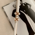 Sottile cintura in pelle bianca con perle incastonate in oro su rivista vintage - Bianco