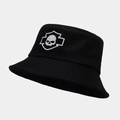 Dettaglio del ricamo teschio bianco e cuciture parallele su cappello bucket in cotone nero - Teschio Scudo Stile Harley Nero