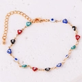 Dettaglio di ciondoli a cuore Evil Eye colorati su bracciale placcato oro con moschettone - Bracciale Occhio del Diavolo a Cuore