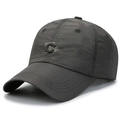 Cappellino da baseball grigio scuro in rete traspirante con ricamo lettera C elegante - Regolabile / grigio scuro