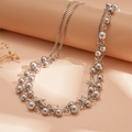 Dettaglio collana multistrato di perle grigie con stelle argentate su base arancio - Stella Argento