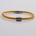 Dettaglio del bracciale in corda gialla intrecciata con charm in argento e zirconi - Giallo/Argento