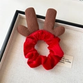 Gros plan d'un chouchou de Noël en velours rouge avec bois de renne sur un plateau - Rouge Avec Bois Rembourrés en Peluche (6139319883257)