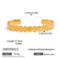 Detailansicht der 18k vergoldeten Edelstahlmanschette mit Hammerschlag und Maßen - Gehämmerter Offener Ring / Gold