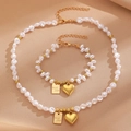 Détail du collier et bracelet en perles baroques avec breloques cœur doré Good Luck - Parure Collier et Bracelet en Perles Good Luck (Bracelet + Collier)