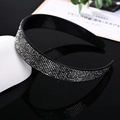Primer plano de diadema ancha negra con pedrería gris brillante sobre una superficie pulida - Plano de 2,5 cm con dientes / Diamante Gris Mineral