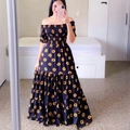 Schulterfreies Maxikleid mit Sonnenblumenmuster und gesmokter Taille in Schwarz - Schwarze Gänseblümchen