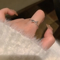 Anello con fiocco argento al dito che mostra l'elegante design per le donne - Stile Fiocco (J4073)