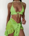 Dettaglio del top bikini verde neon con pareo in rete a balze e collana di conchiglie - Verde Mela