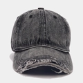 Vue détaillée du bord usé de la casquette de baseball vintage en jean gris délavé - Réglable / Noir