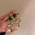 Detailansicht der Vintage-Gold-Ohrringe mit Schlange und Rose und feiner Metallstruktur - Blumen-Schlangen-Ohrringe (40#)