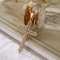 Goldene Kreuz-Halskette mit Zirkonia-Kristallen und runder Perlenkette für Damen - Kreuz Stil (23364)