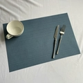 Rechteckiges blau-silbernes PVC-Tischset mit Bambusstruktur und Hitzebeständigkeit - Glänzendes Blau