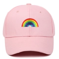 Rosa Baumwoll-Baseballkappe mit lebhafter Regenbogen-Stickerei auf weißem Hintergrund - Verstellbar / Rosa