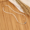 Dettaglio collana con perle bianche, perla malocchio blu e chiusura a moschettone dorata - 4# Malocchio Blu