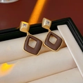 Dettaglio orecchini geometrici vintage con zircone e pendenti romboidali marroni - Marrone oro