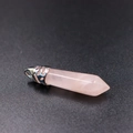 Macro-opname van rozenkwarts zeshoekige prisma hanger met zilveren metalen kap - Rozenkwarts