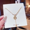 Elegante goldene Halskette mit Bären- und Rundanhängern und mehrgliedrigem Perlenketten-Design - X070 Gold Bär Anhänger