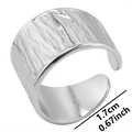 Détail de la texture vintage sur bague réglable argentée avec diamètre de 1,7 cm - Argenté