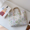 Dettaglio della borsa tote in cotone floreale con manici in pelle kaki e rivetti - Foglia Verde Chiaro e Fiore Rosa Arancio