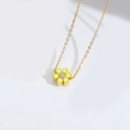 Collar de cadena dorada minimalista con un pequeño colgante de flor amarilla y circón - Amarillo