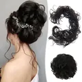 Detail van rommelige knot haarstukje met donkerbruine vezels en parelaccessoire - 4# (Donkerbruin)