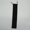Primer plano de una bolsa de terciopelo negro con cordón para abanicos y accesorios - Bolsa de Terciopelo Negra