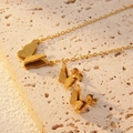 Elegantes goldenes Schmetterling-Schmuckset mit mattierter Halskette und Ohrringen - Schmetterlingsschmuckset