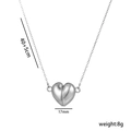 Collar con colgante de corazón magnético en acero de titanio plateado sobre fondo blanco - Plateado