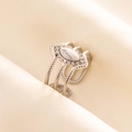 Gros plan d'une bague vintage en acier argenté avec marbre blanc sur soie - Ouvert Réglable / Argent-Turquoise Blanche