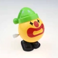 Dettaglio di un giocattolo a molla clown con corpo giallo e cappello verde a stelle - Clown Giallo con Cappello a Punta Verde