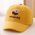 Detalle del bordado de perro y tela de algodón amarillo en una gorra infantil - Amarillo