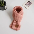 Roze gebreide babymuts met dinosaurusstekels en leren label voor winterwarmte - Roze