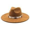 Bruine vilten fedora hoed met witte lederen band met studs op een witte achtergrond - M(56-59CM) / Khaki