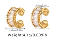 Λεπτομερής προβολή του σκουλαρικιού C-shape με διαστάσεις 1,41cm x 1,33cm και χρυσό 18Κ - Λευκό Ζιργκόν