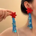 Détail de boucles d'oreilles bohèmes avec fleurs en tissu rouge et perles bleues - Style Floral à Pompon Contrasté Rouge et Bleu (16# Tige en Argent-Rouge-Bleu)