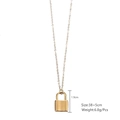 Détail du collier avec pendentif cadenas doré affichant les dimensions 38+5cm et 1,9cm - Cadenas