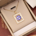 Detail einer 18K Goldkette mit Zirkonia-Quadrat-Böser Blick-Anhänger in einer Geschenkbox - Blau-Violetter Verlauf Auge Stil (8#)