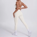 Détail de la brassière à dos croisé et du legging taille haute en couleur blanc crème - Ivoire Clair