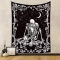 Detail eines böhmischen Totenkopf-Wandteppichs mit küssenden Liebenden und Rosen - 73X95CM / Gebürsteter Stoff